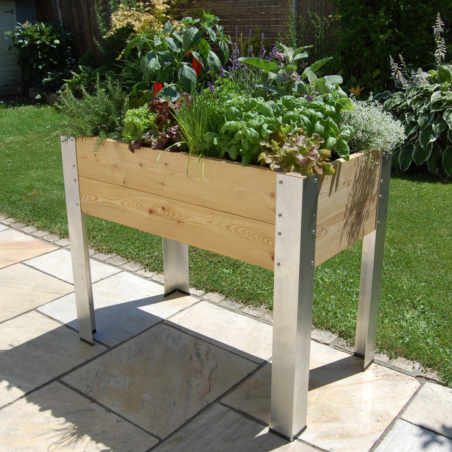 Terrassen Hochbeet mit Kräutern
