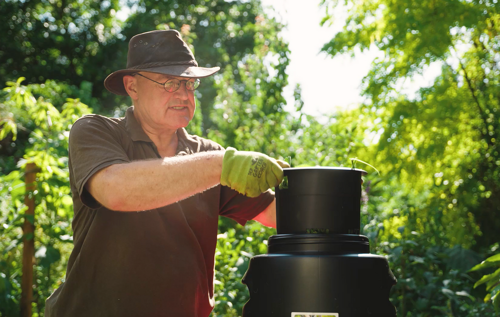 Der Gartencoach setzt Brennnesseljauche an