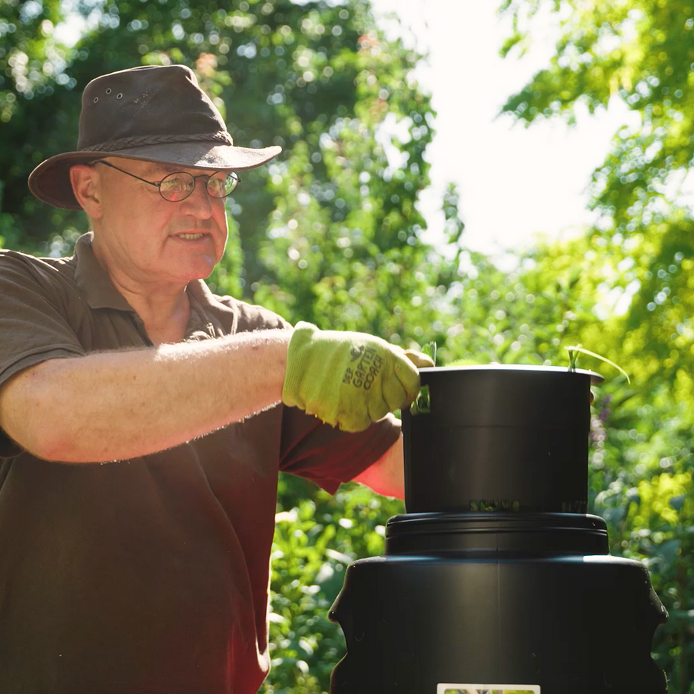 Der Gartencoach setzt Brennnesseljauche an