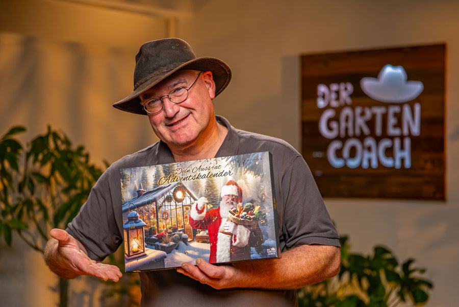 Markus, der Gartencoach, hält den Saatgut-Adventskalender in den Händen