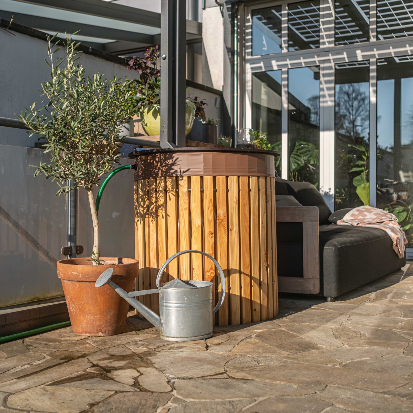 Stylische Regentonne aus Holz