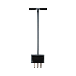Aerifizierer mit Hohlspoons und Auffangwanne für die Rasenpflege. Freigestellter Aerifizierer auf weißem Hintergrund mit T-Griff, Auffangwanne und mehreren Hohlspoons.
