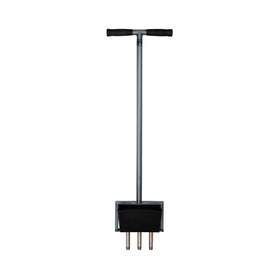 Aerifizierer mit Hohlspoons und Auffangwanne für die Rasenpflege. Freigestellter Aerifizierer auf weißem Hintergrund mit T-Griff, Auffangwanne und mehreren Hohlspoons.