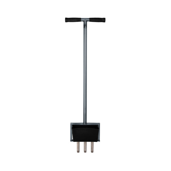 Aerifizierer mit Hohlspoons und Auffangwanne für die Rasenpflege. Freigestellter Aerifizierer auf weißem Hintergrund mit T-Griff, Auffangwanne und mehreren Hohlspoons.