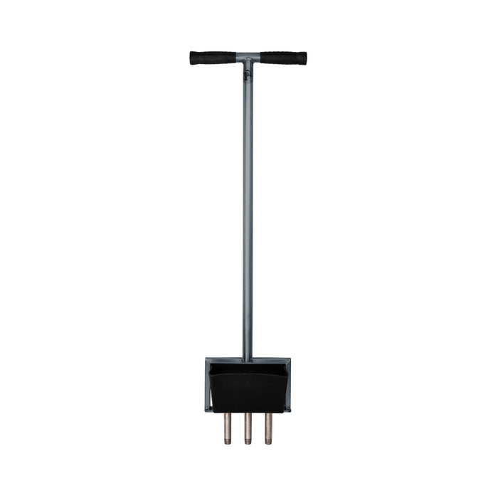 Aerifizierer mit Hohlspoons und Auffangwanne für die Rasenpflege. Freigestellter Aerifizierer auf weißem Hintergrund mit T-Griff, Auffangwanne und mehreren Hohlspoons.